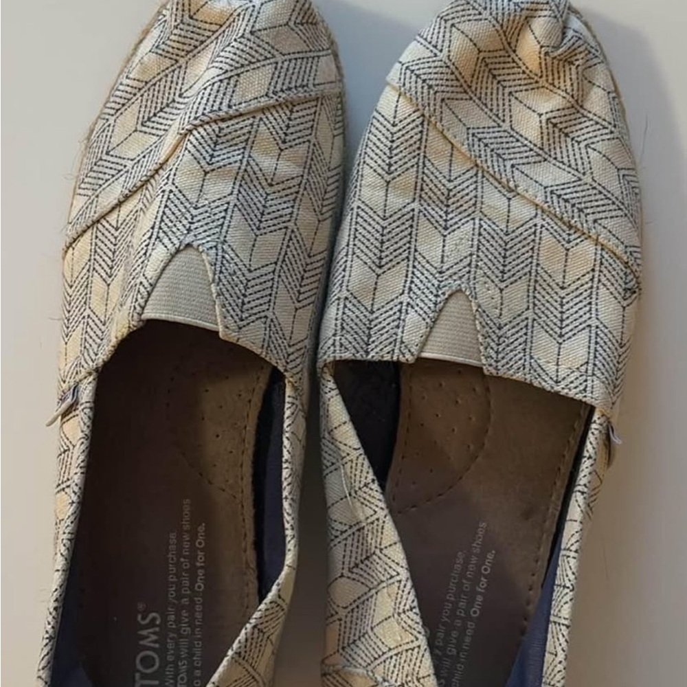 Toms Cream with navy arrow pattern